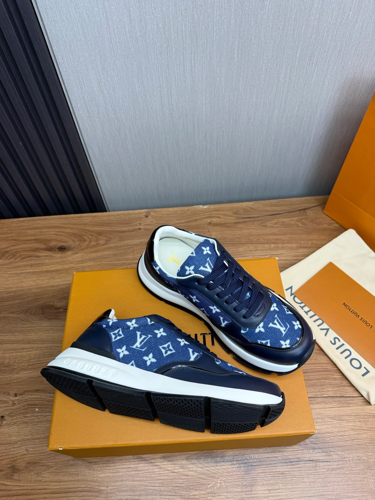 Men's shoes 💰800💰 LOUIS VUITTON [Luden Yiwei] Brand new trendy Lv is on the market 🎁, casual and fashionable men's shoes 👟Original 1:1 shipment✅ The upper is made of imported brand leather + cowhide lining, the original wear-resistant rubber outsole, the version is simple and elegant, exclusive for trendy men. 38-44 (customized at 38.45)